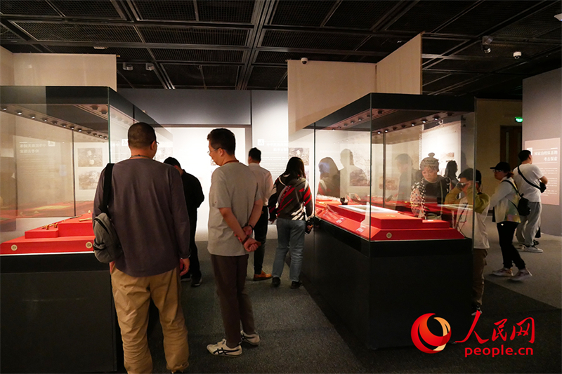 “五一”假期，游客在首都博物館參觀展覽。人民網(wǎng)記者 韋衍行攝