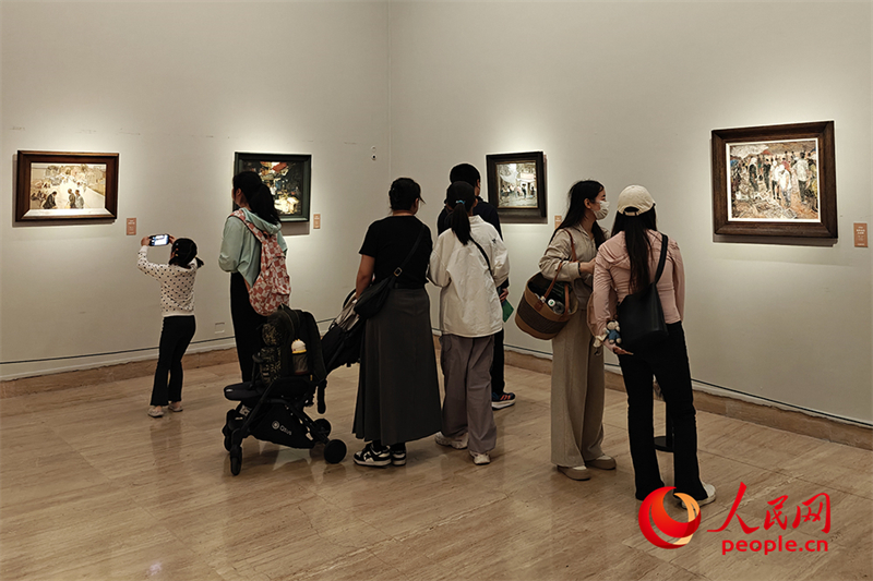 “五一”假期，游客在中國美術(shù)館參觀“大美勞動者——中國美術(shù)館藏勞動題材美術(shù)作品展（第二期）”。人民網(wǎng)記者 韋衍行攝
