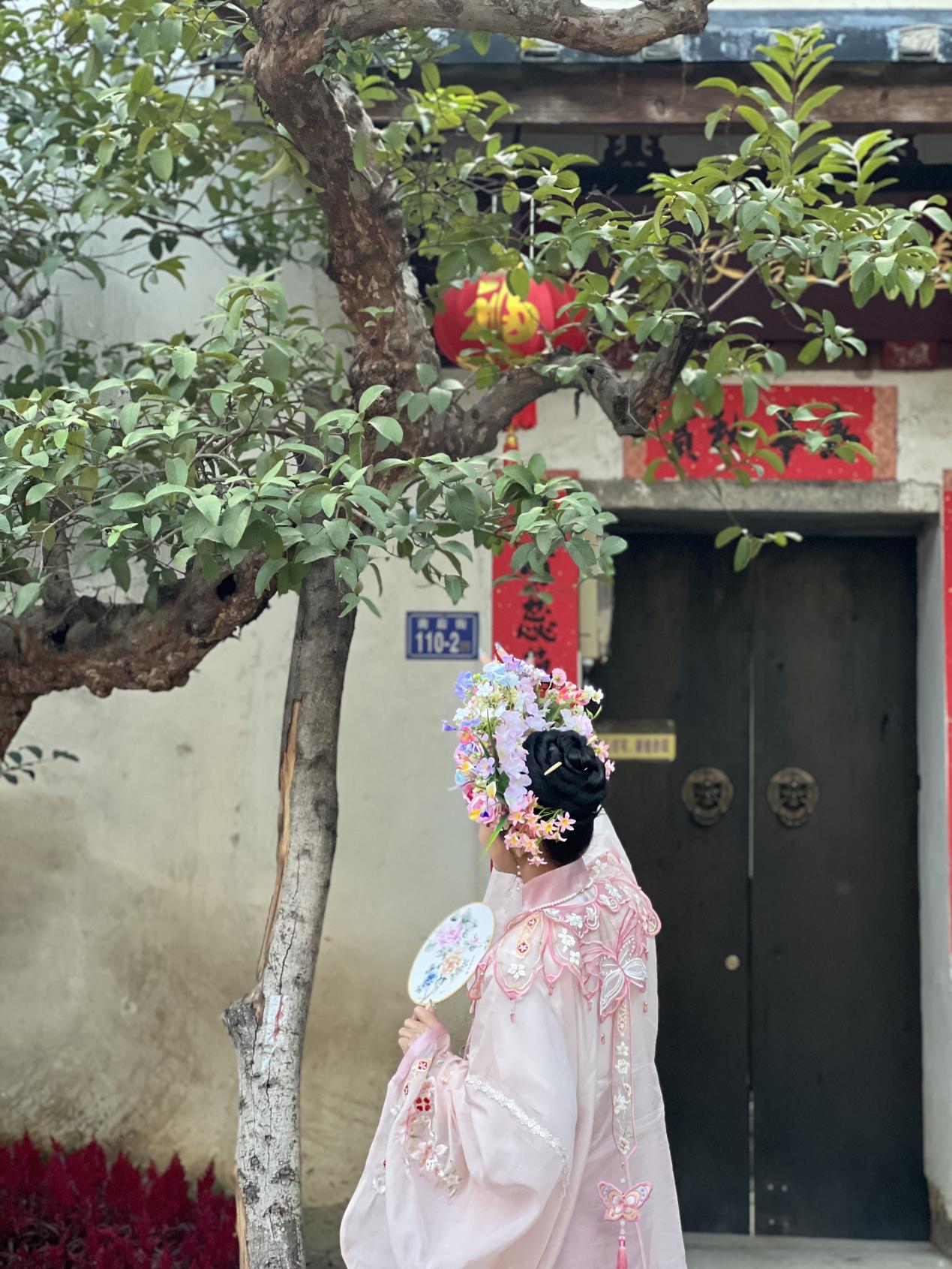 福建泉州，頭戴簪花的游客正拍照留念。人民網(wǎng) 歐陽易佳攝