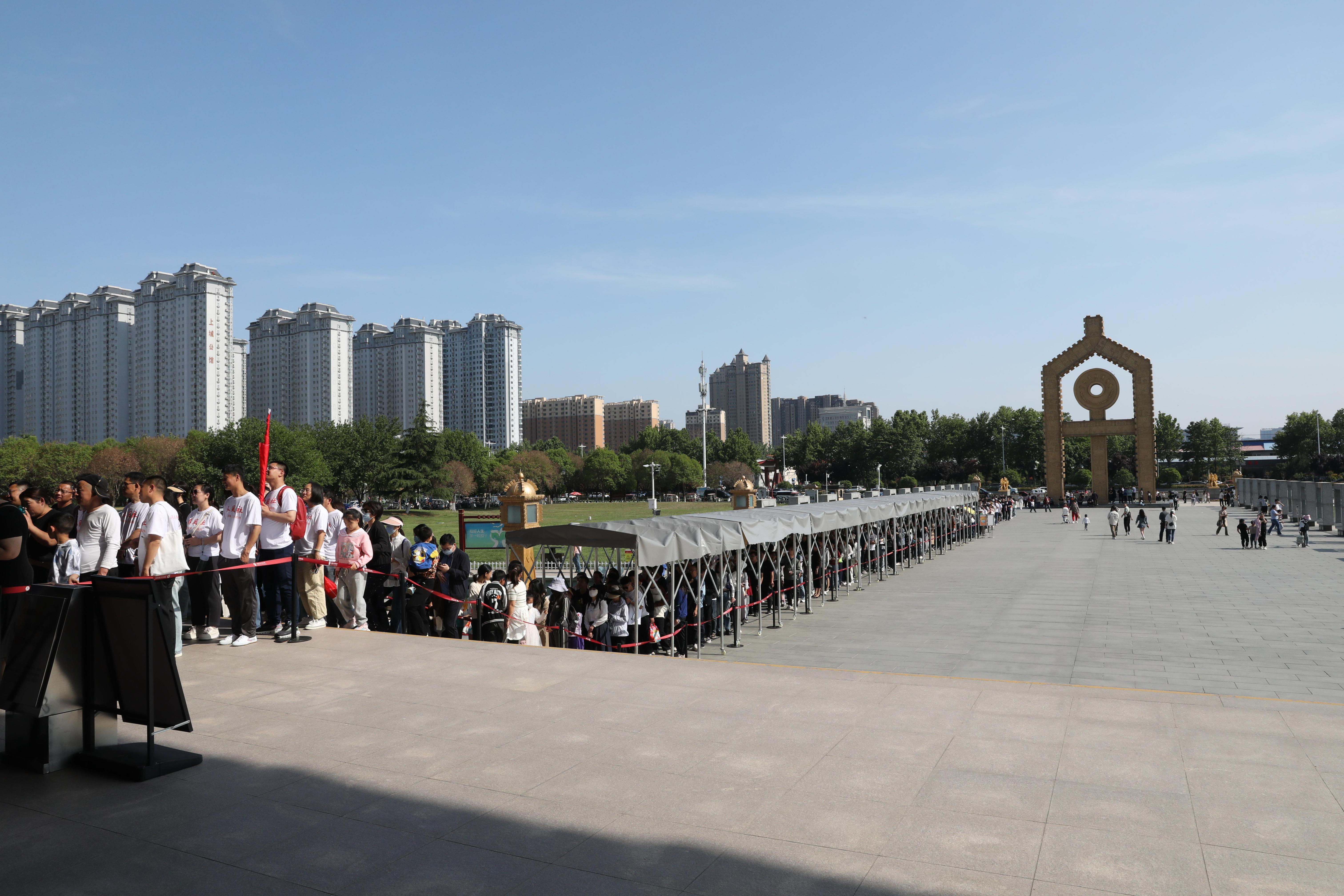 “五一”期間，中國文字博物館外游客有序排隊。中國文字博物館供圖