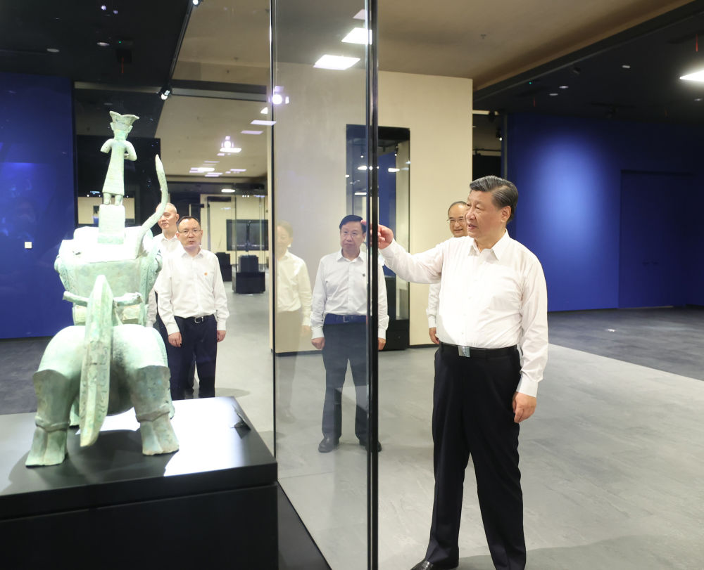 2023年7月26日，習(xí)近平總書記在四川省德陽(yáng)市考察了三星堆博物館，了解當(dāng)?shù)貧v史文化遺址發(fā)掘研究、文物保護(hù)修復(fù)等情況。