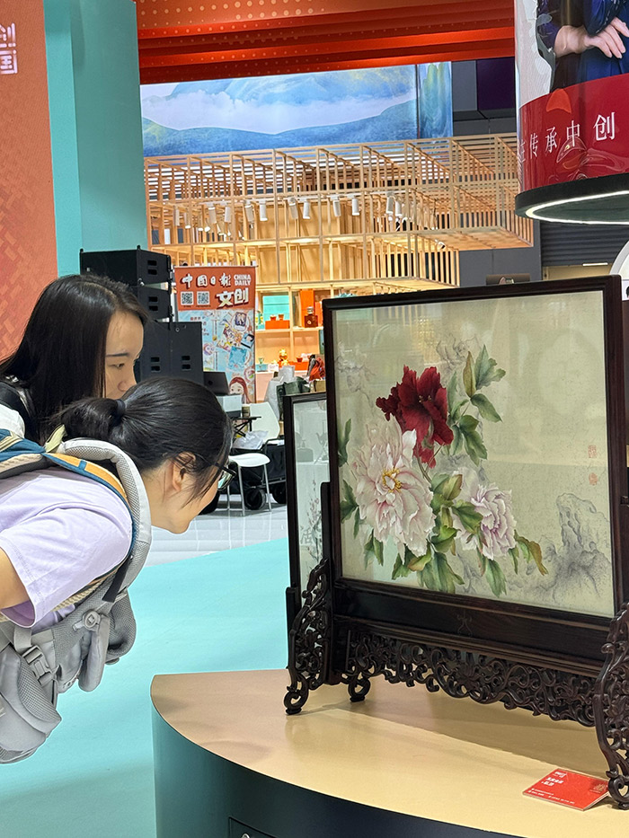 “文創(chuàng)中國(guó)”專題展區(qū)。參展觀眾供圖
