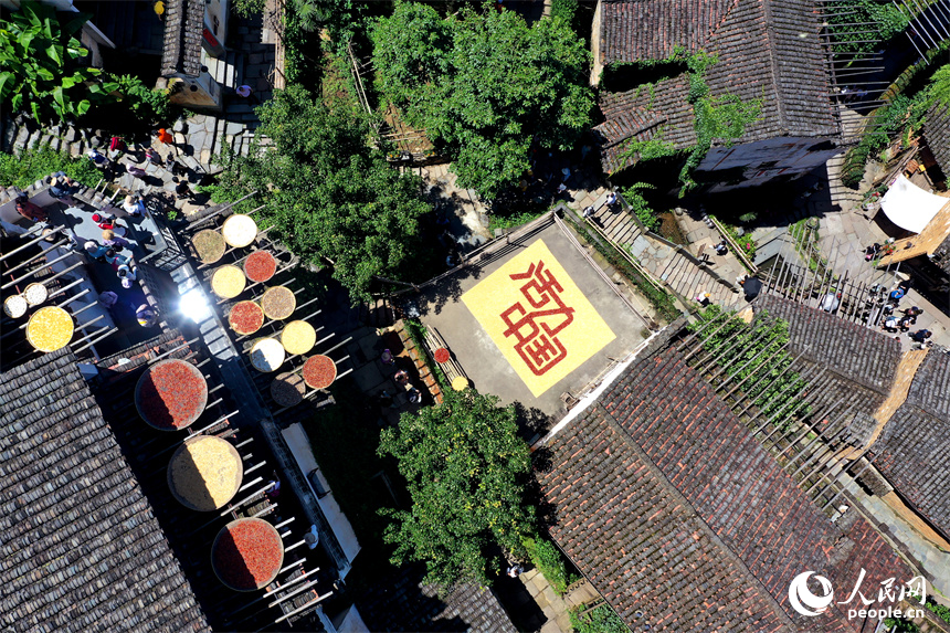 篁嶺曬秋大媽用農作物曬出“活力中國”。人民網記者 時雨攝