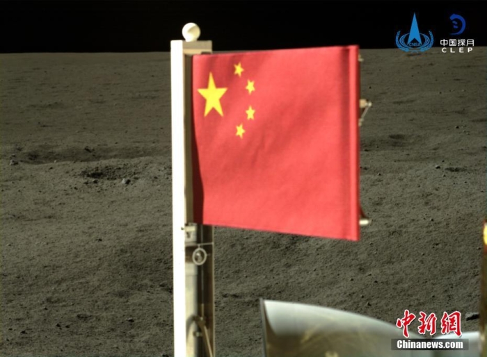 6月4日，中國國家航天局公布了嫦娥六號探測器在月球背面的五星紅旗展示影像。鮮艷的五星紅旗再次閃耀月球，這也是中國首次在月球背面獨立動態(tài)展示國旗。<a target='_blank' href='/'><p  align=