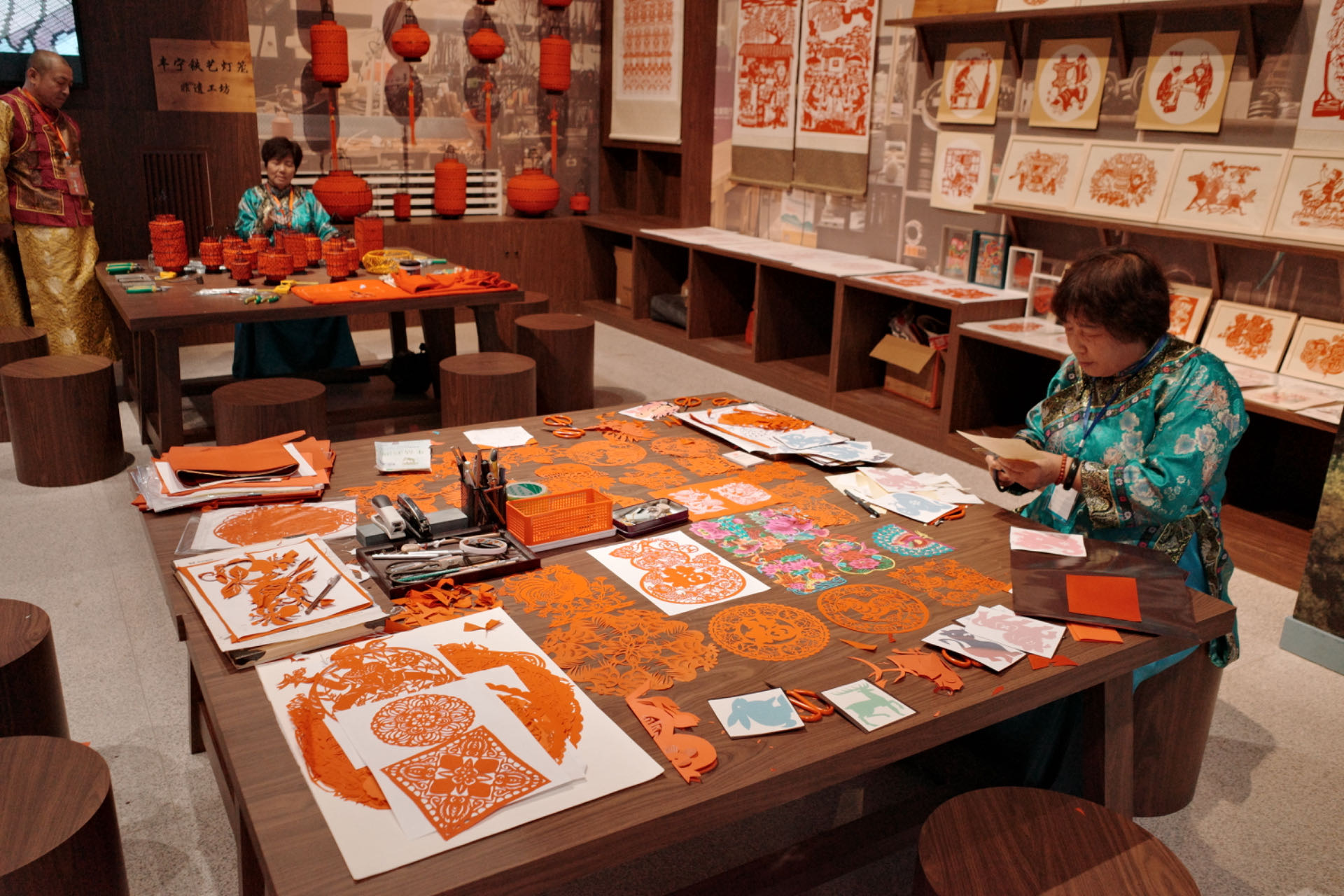 “氣象萬(wàn)千——中國(guó)非遺保護(hù)實(shí)踐主題展”上，非遺傳承人現(xiàn)場(chǎng)展示。人民網(wǎng)記者 劉微攝