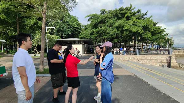人民網(wǎng)記者采訪(fǎng)紅樹(shù)林公園游客。人民網(wǎng)記者 李彤?dāng)z