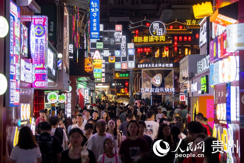 6月21日，貴陽，青云市集內(nèi)游人如織。人民網(wǎng)記者 翁奇羽攝