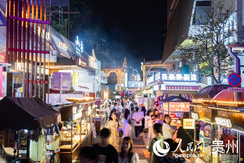 6月21日，夜幕下人頭攢動的貴陽市太平路街區(qū)。人民網(wǎng)記者 涂敏攝