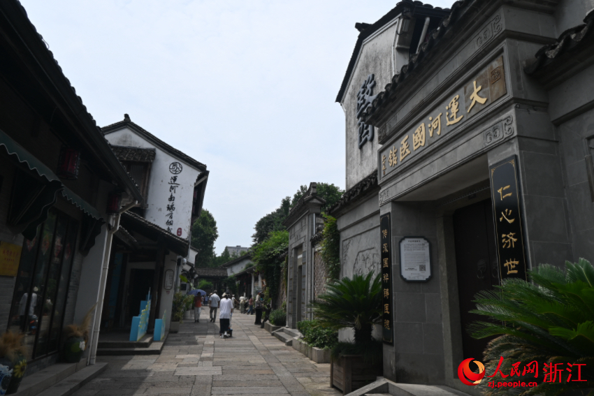 運河邊的老建筑被完好保存下來。人民網(wǎng)記者 張麗瑋攝