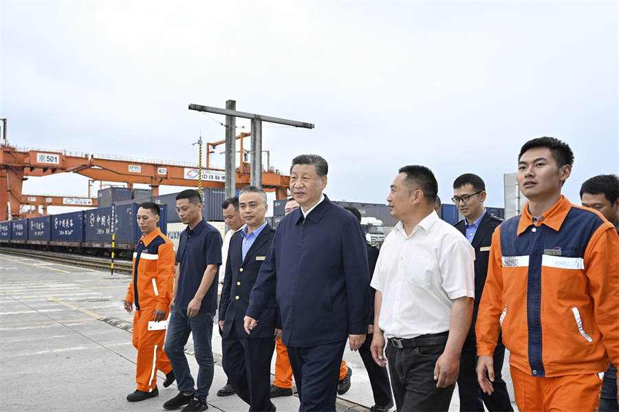 2024年4月22日至24日，中共中央總書記、國家主席、中央軍委主席習(xí)近平在重慶考察。這是22日下午，習(xí)近平在重慶國際物流樞紐園區(qū)重慶鐵路集裝箱中心站，同貨車司機(jī)、列車司機(jī)、裝卸工人、場站管理人員等親切交流。新華社記者 岳月偉 攝
