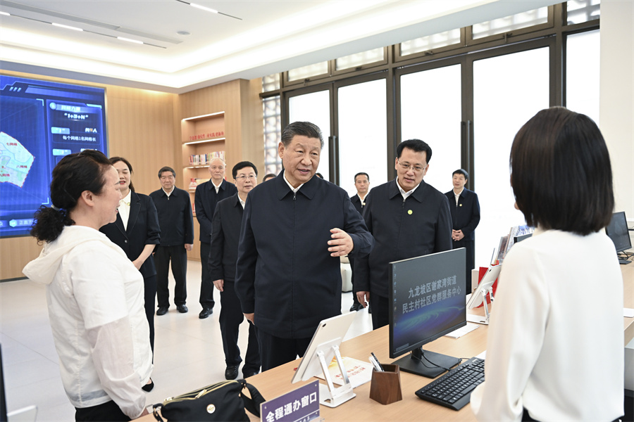 2024年4月22日至24日，中共中央總書記、國家主席、中央軍委主席習(xí)近平在重慶考察。這是22日下午，習(xí)近平在九龍坡區(qū)謝家灣街道民主村社區(qū)考察。新華社記者 謝環(huán)馳 攝