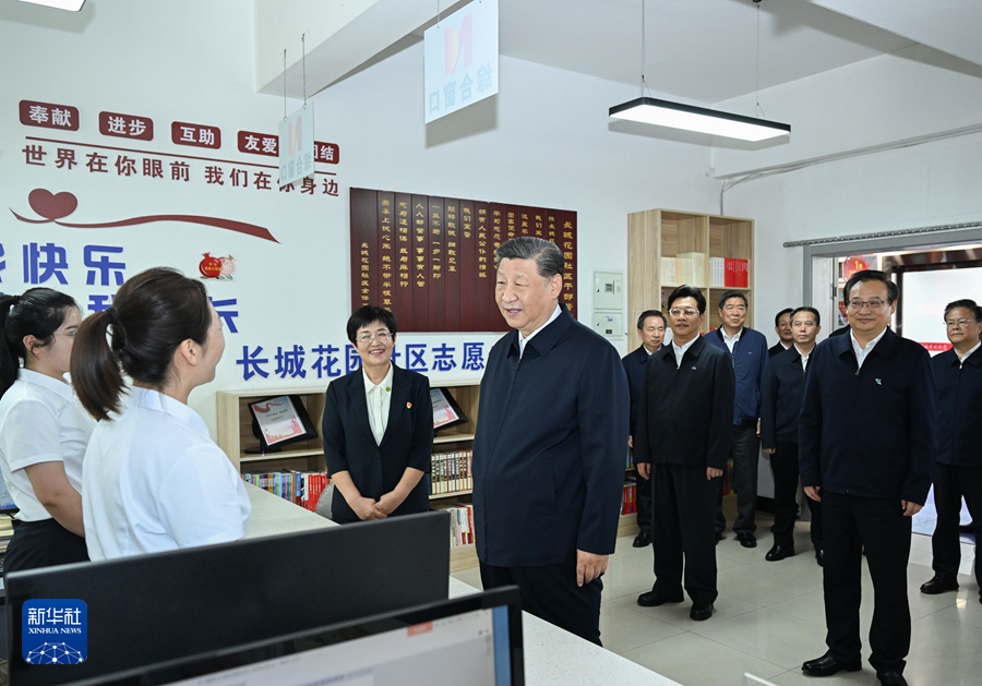 2024年6月19日下午，習(xí)近平在寧夏銀川市金鳳區(qū)長城花園社區(qū)黨群服務(wù)中心便民服務(wù)廳了解社區(qū)開展便民惠民服務(wù)等情況。新華社記者 謝環(huán)馳 攝