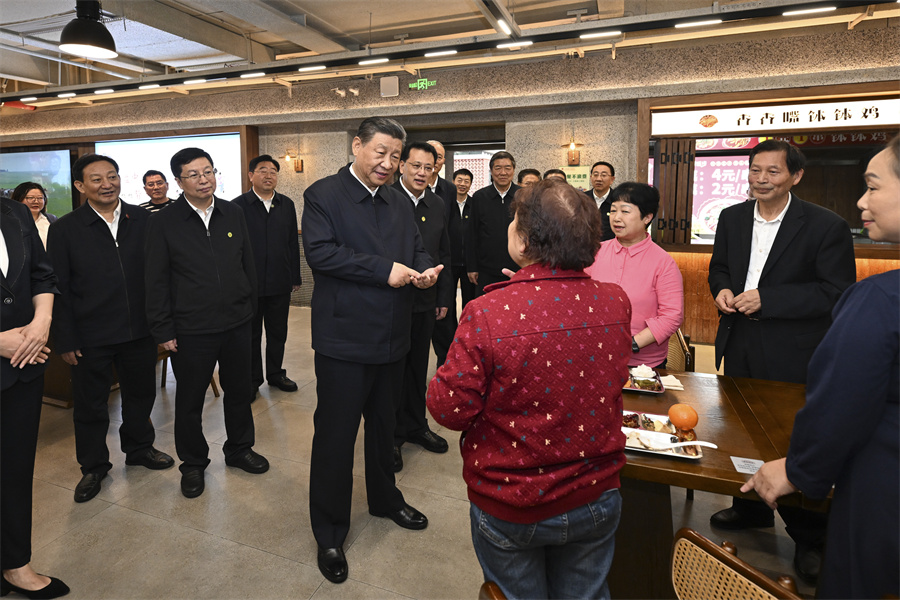 2024年4月22日下午，習(xí)近平在九龍坡區(qū)謝家灣街道民主村社區(qū)考察時(shí)，同正在社區(qū)食堂就餐的群眾親切交流。新華社記者 謝環(huán)馳 攝