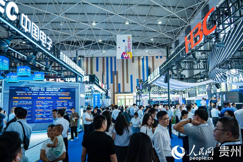 3、2024數(shù)博會(huì)共吸引400余家展商參展。人民網(wǎng) 陽(yáng)茜攝.jpg