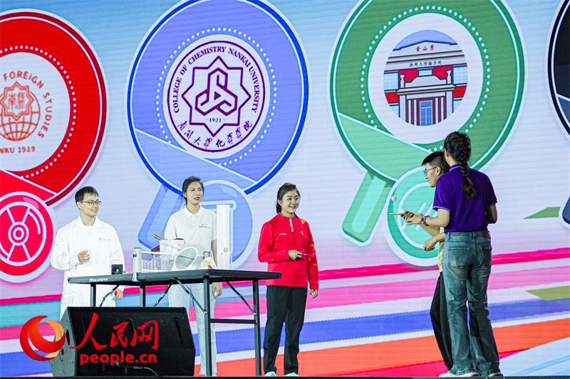陳夢(mèng)與南開(kāi)學(xué)子互動(dòng)。人民網(wǎng)記者 于凱攝