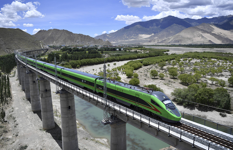 2022年6月22日，復(fù)興號列車行駛在西藏山南境內(nèi)。