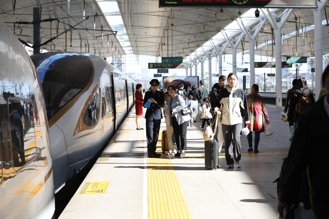 旅客在站臺準備乘車。受訪方供圖