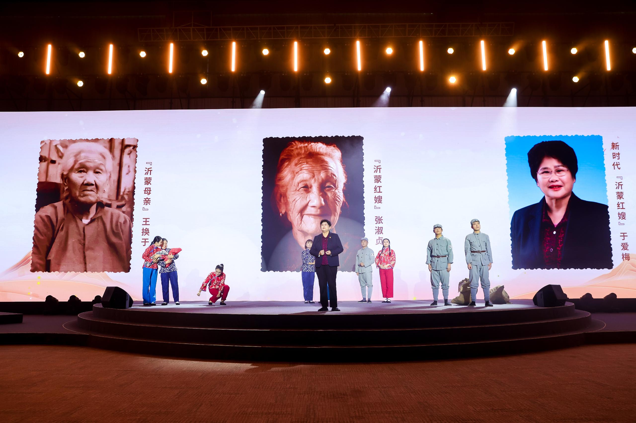 “何以中國·弦歌不輟”網(wǎng)絡(luò)主題活動現(xiàn)場，于愛梅講述“沂蒙紅嫂”的故事。人民視頻供圖。