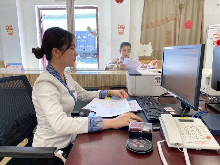 春節(jié)期間，中老鐵路員工堅守崗位，保障鐵路運行安全、暢通。李加勇攝