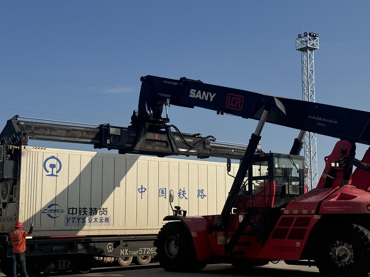 春節(jié)期間，起重機吊裝即將發(fā)運的冷鏈集裝箱。李加勇攝