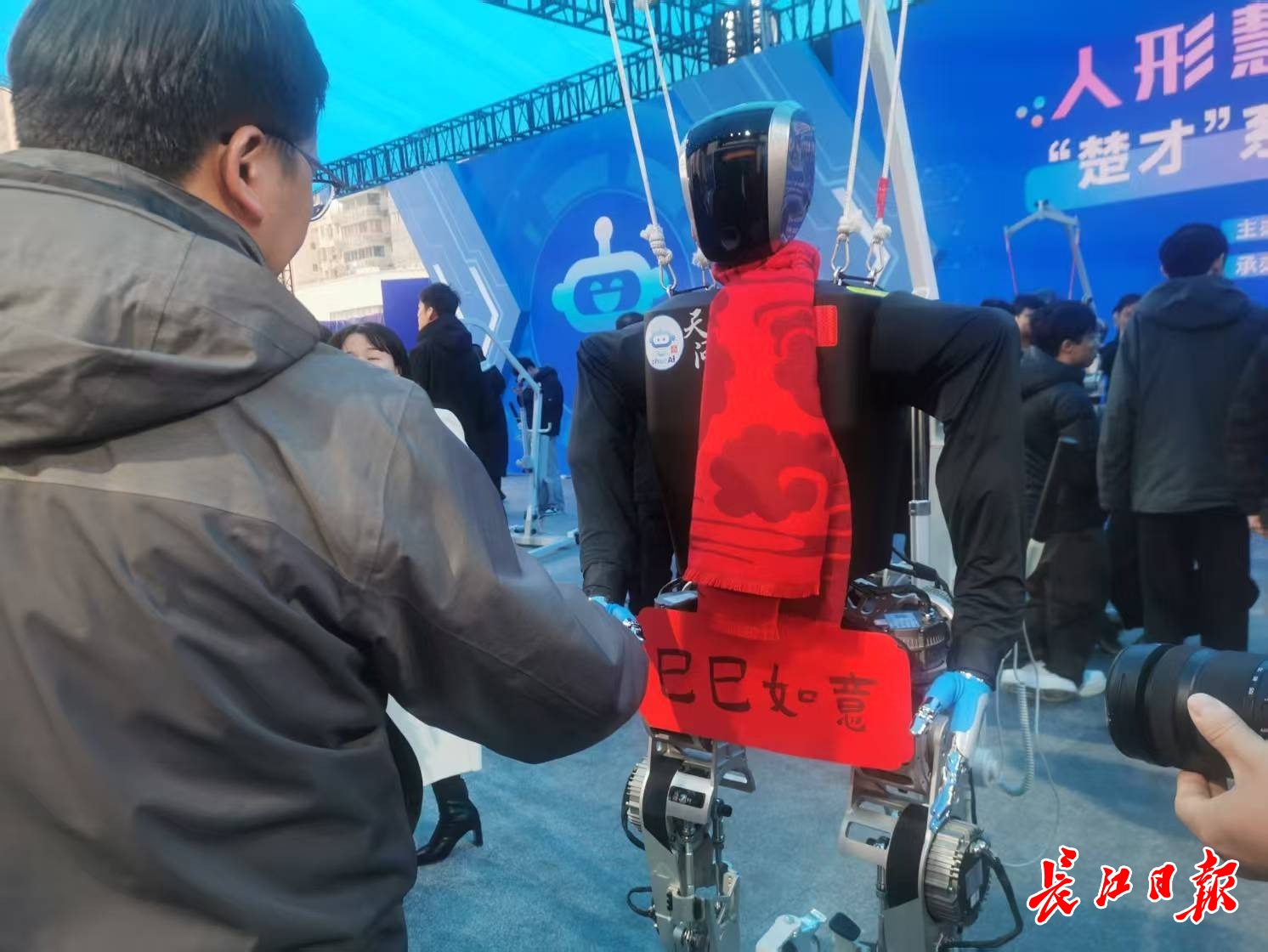 “天問(wèn)”人形機(jī)器人和參觀市民握手，互致新年快樂(lè)。 長(zhǎng)江日?qǐng)?bào)記者陳永權(quán) 攝