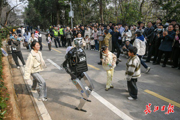 “智警小珞”人形機(jī)器人和小朋友們斗舞。長(zhǎng)江日?qǐng)?bào)記者史偉 攝