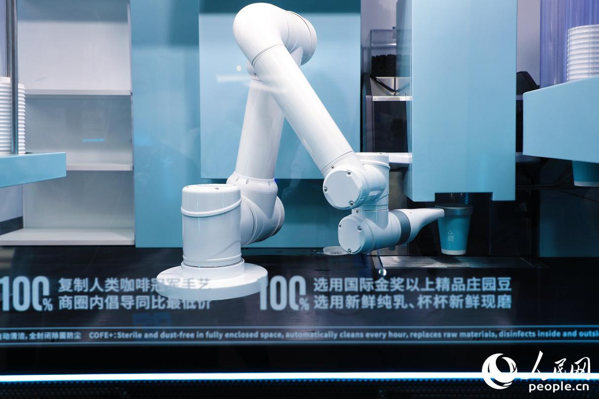 機(jī)器人現(xiàn)磨咖啡。人民網(wǎng) 李唯一攝