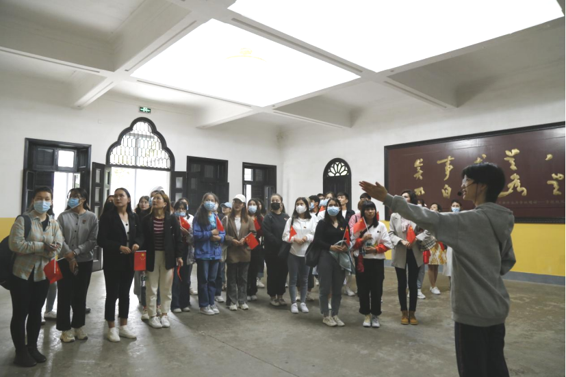 2021年5月20日，在喜迎中國共產(chǎn)黨建黨100周年之際，我校開展了少數(shù)民族學(xué)生“學(xué)黨史、感恩黨、跟黨走”紅色研學(xué)活動。