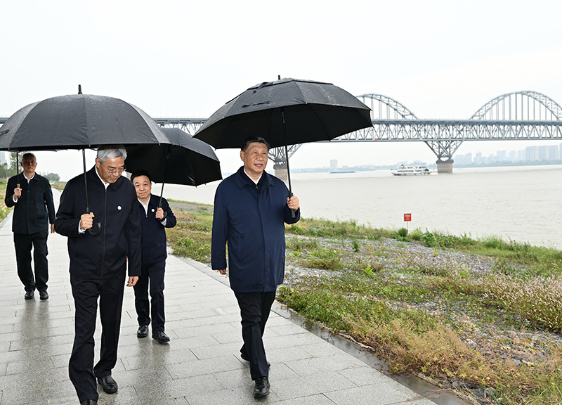 2023年10月10日至13日，中共中央總書(shū)記、國(guó)家主席、中央軍委主席習(xí)近平在江西考察。這是10日下午，習(xí)近平在長(zhǎng)江國(guó)家文化公園九江城區(qū)段考察時(shí)，冒雨沿江堤步行察看沿岸風(fēng)貌。新華社記者 謝環(huán)馳 攝