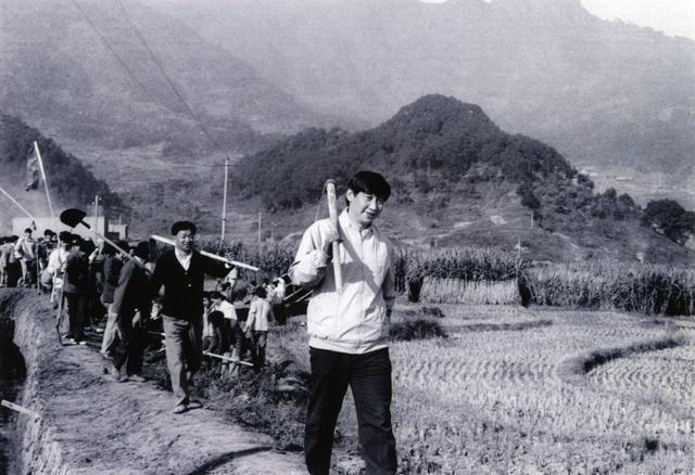 1989年12月2日，時(shí)任中共寧德地委書記的習(xí)近平帶領(lǐng)地直機(jī)關(guān)千余名干部到寧德縣南漈水利工地參加清溝排障修整水渠勞動(dòng)。新華社發(fā)