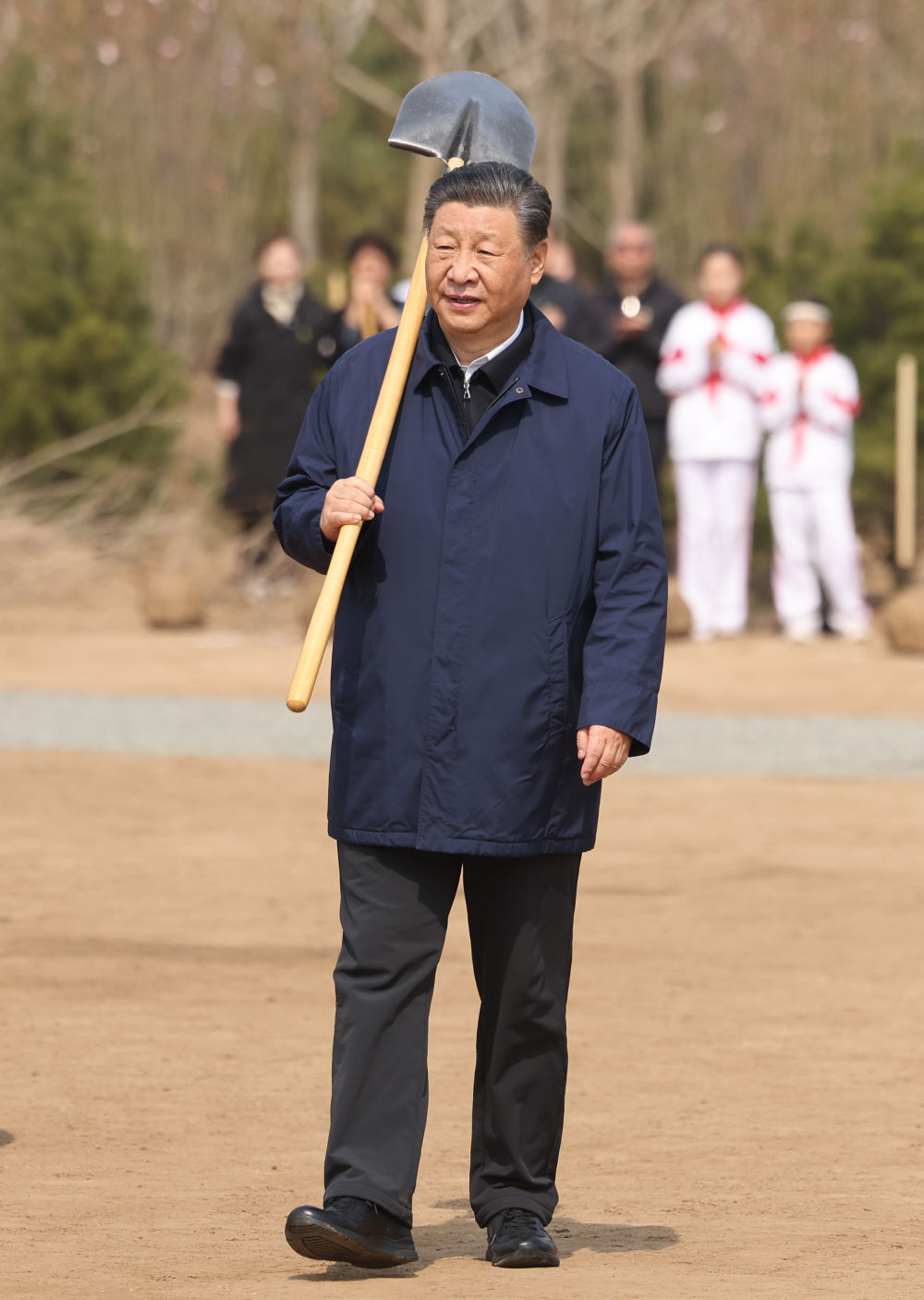 2024年4月3日，黨和國家領(lǐng)導(dǎo)人習(xí)近平、李強(qiáng)、趙樂際、王滬寧、蔡奇、丁薛祥、李希、韓正等來到北京市通州區(qū)潞城鎮(zhèn)參加首都義務(wù)植樹活動(dòng)。這是習(xí)近平扛起鐵鍬走向植樹地點(diǎn)。新華社記者 龐興雷 攝