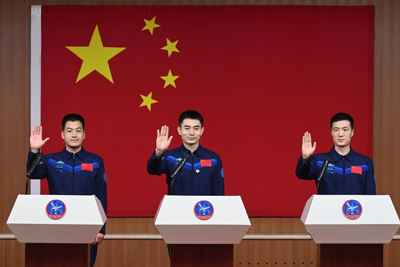 2024年月24日，神舟十八號(hào)載人飛行任務(wù)航天員葉光富（中）、李聰（右）、李廣蘇在酒泉衛(wèi)星發(fā)射中心問天閣與媒體記者集體見面。
