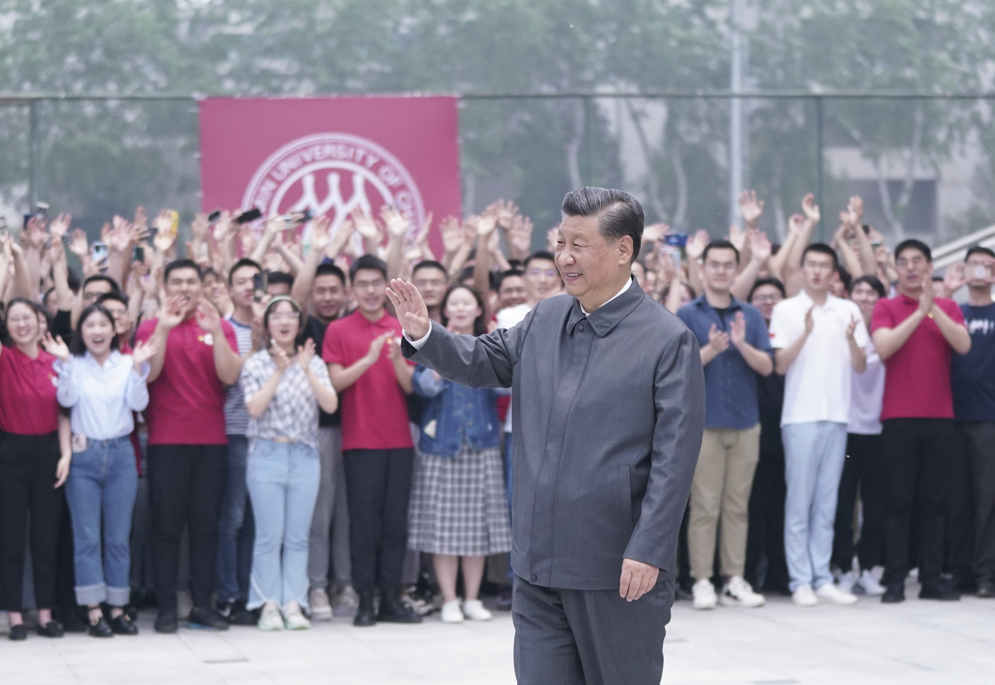 2022年4月25日，習(xí)近平總書記來到中國人民大學(xué)考察調(diào)研。這是習(xí)近平向師生們揮手致意。