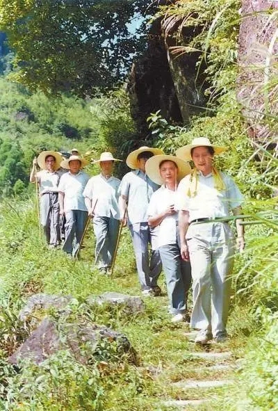 1989年7月，習(xí)近平在壽寧縣山村。