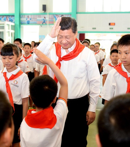 2014年5月30日，習(xí)近平總書記來到北京市海淀區(qū)民族小學(xué)，參加慶?！傲弧眹H兒童節(jié)活動(dòng)。