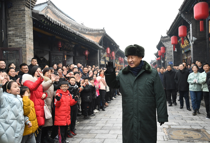 2022年1月27日，習近平總書記在平遙古城向現(xiàn)場群眾揮手致意。