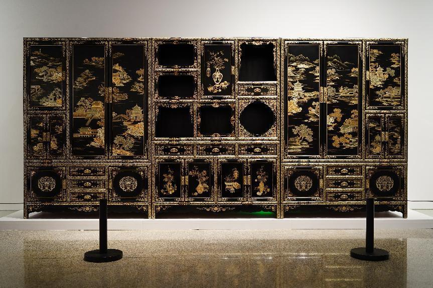2023年7月9日，北京，中國工藝美術館·中國非物質文化遺產(chǎn)館，“山西特色專業(yè)鎮(zhèn)平遙非遺雙寶中華行”展覽展出的推光漆器作品。