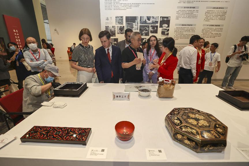 2023年5月28日，北京，推光漆器匠人為駐華使節(jié)展示技藝。