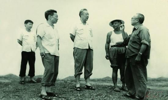 1978年8月，習(xí)仲勛（左三）在廣東惠陽農(nóng)村調(diào)研。在清華大學(xué)讀書的習(xí)近平（左一）利用暑假時(shí)間參加社會(huì)實(shí)踐，隨同父親一起下鄉(xiāng)。