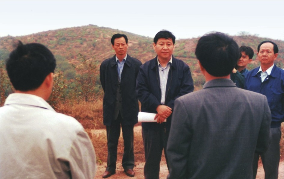 1999年11月，習近平在龍巖市長汀縣河田水土流失治理區(qū)調研。圖源：《習近平在福建（下）》