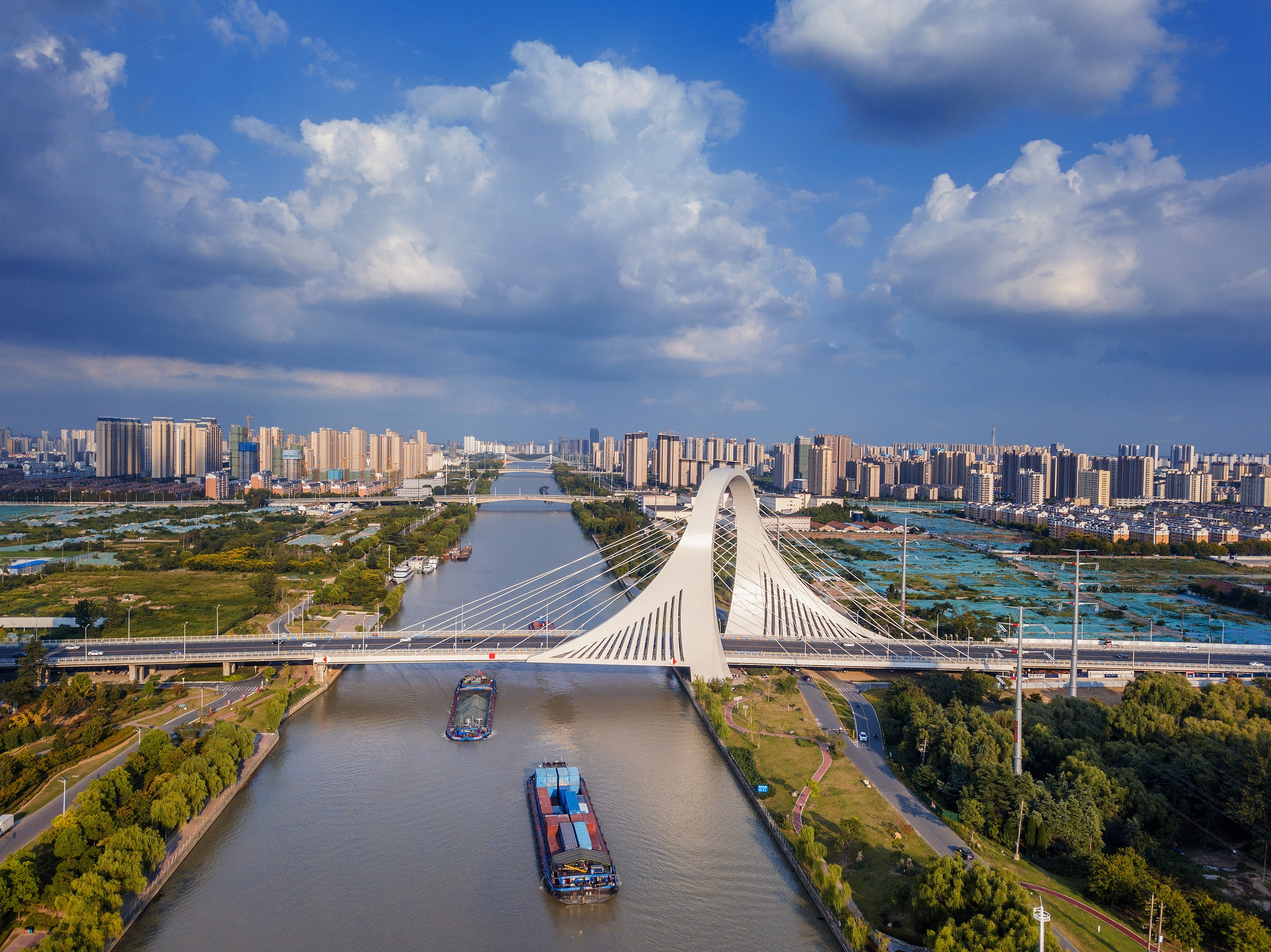2022年9月12日，幾艘船舶行駛在江蘇淮安運(yùn)河大橋附近。