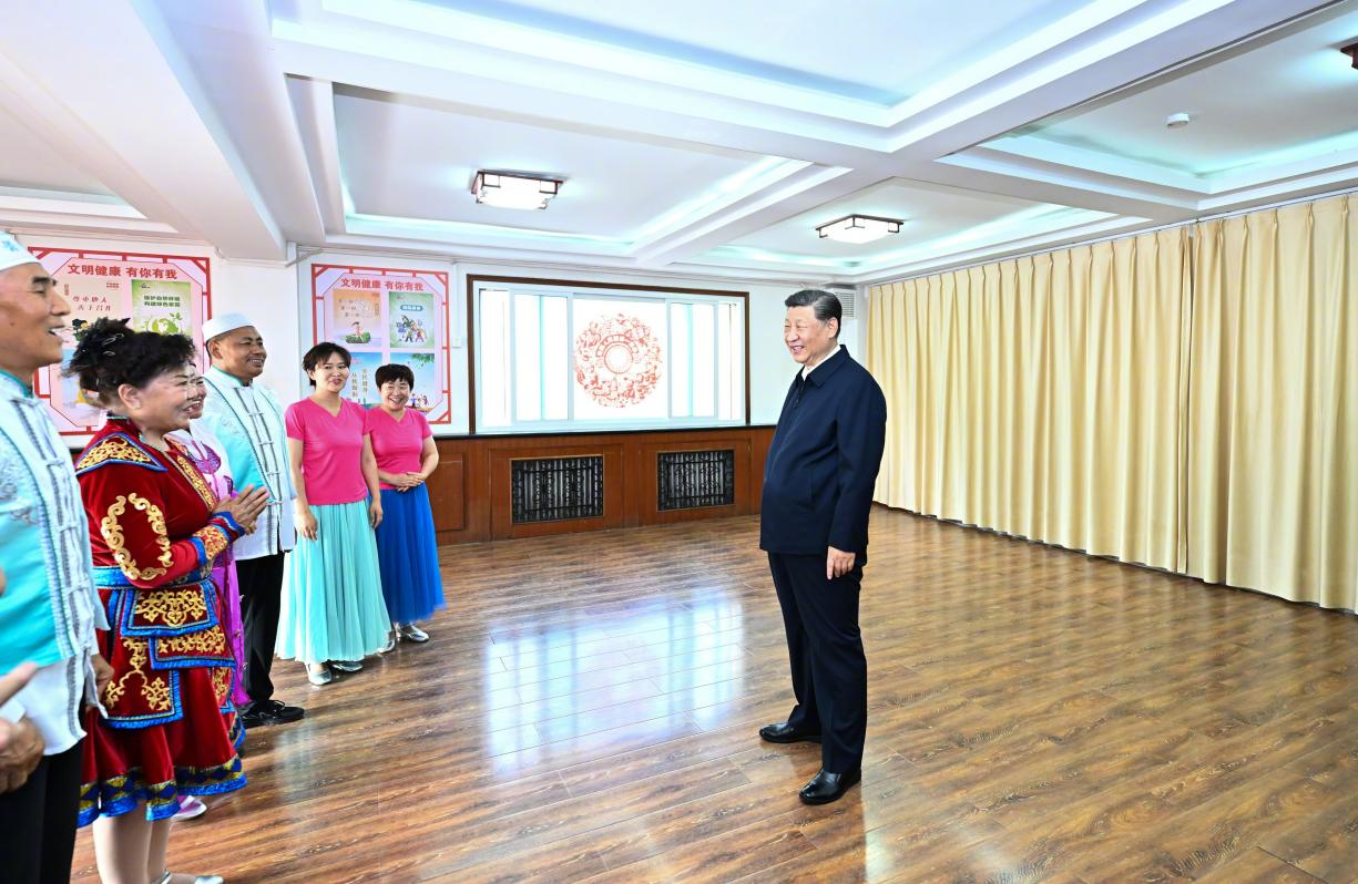 6月19日下午，習(xí)近平總書記在銀川市金鳳區(qū)長城花園社區(qū)活動(dòng)室考察時(shí)，同社區(qū)居民親切交流。