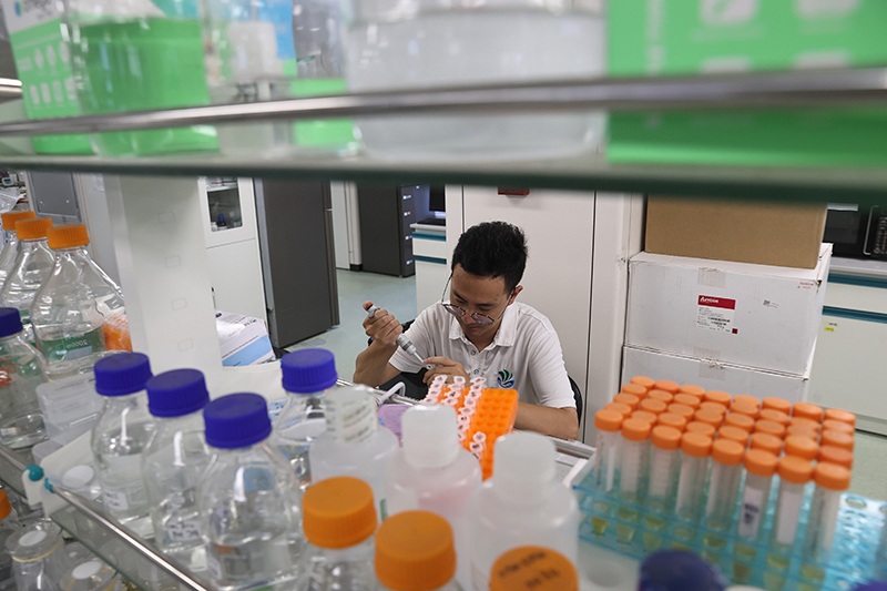 在三亞崖州灣科技城，一名青年科技工作者正在進(jìn)行科研工作。