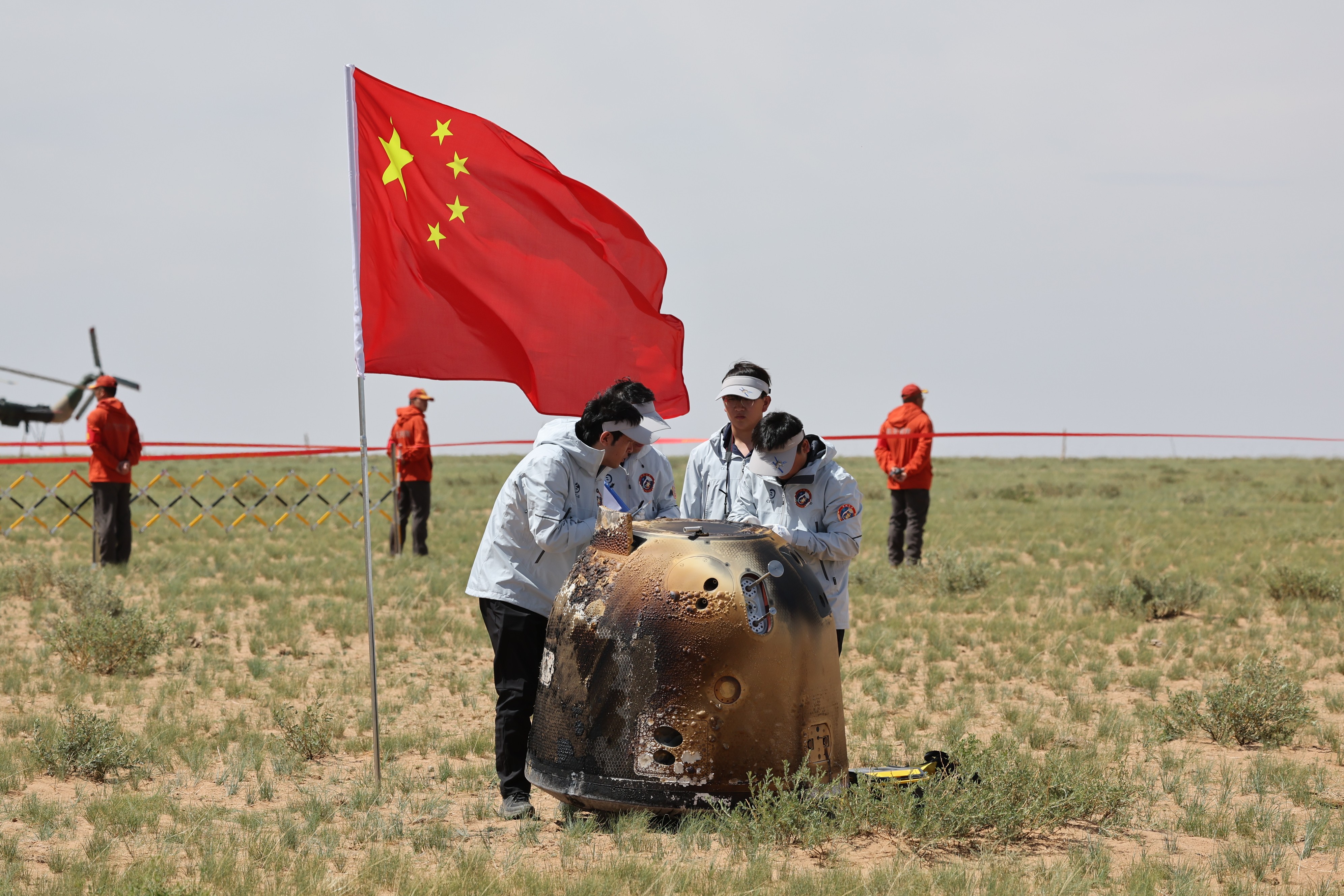 6月25日拍攝的嫦娥六號(hào)返回器回收現(xiàn)場(chǎng)。