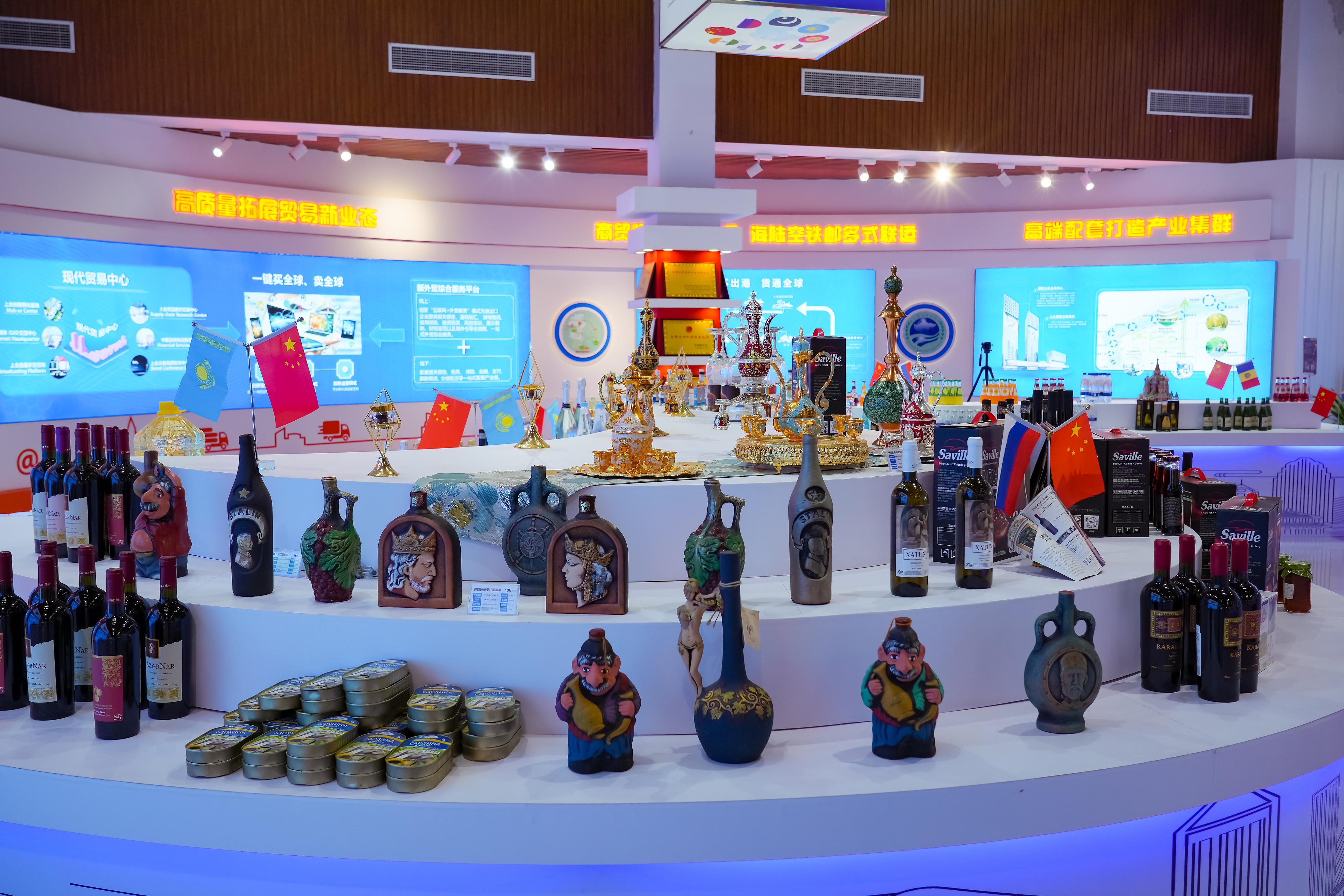 2022年10月19日，青島，上合示范區(qū)展出的上合國家特色商品。