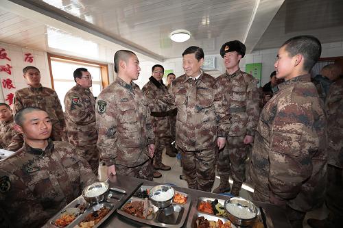 2014年1月26日中午，習(xí)近平來到連隊食堂，同戰(zhàn)士們一起用餐。新華社記者 李剛 攝