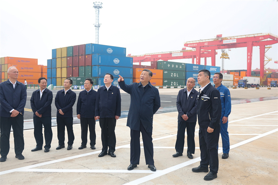 2024年5月22日至24日，中共中央總書記、國家主席、中央軍委主席習近平在山東考察。這是22日下午，習近平在日照港察看全自動化集裝箱碼頭作業(yè)場景。新華社記者 鞠鵬 攝
