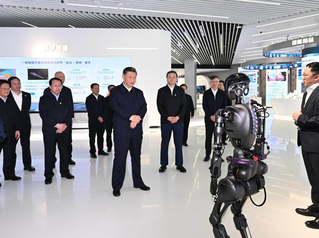 2023年11月28日下午，習(xí)近平在浦東新區(qū)張江科學(xué)城參觀上?？萍紕?chuàng)新成果展。新華社記者 謝環(huán)馳 攝
