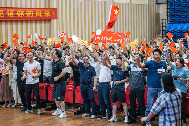 北京時間7月27日，2024年巴黎奧運會首個比賽日，在射擊10米氣步槍混合團體比賽中，中國選手黃雨婷/盛李豪獲得金牌。圖為黃雨婷的母校師生們通過收看奧運直播的方式為她加油助威。