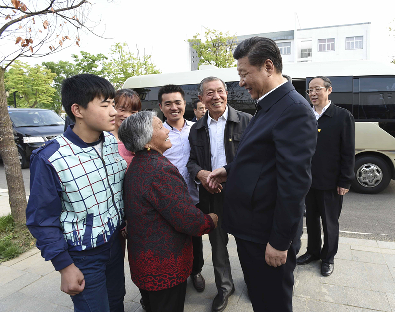 2016年4月25日，習(xí)近平在安徽省滁州市鳳陽(yáng)縣小崗村看望當(dāng)年大包干帶頭人嚴(yán)金昌（右三）一家。